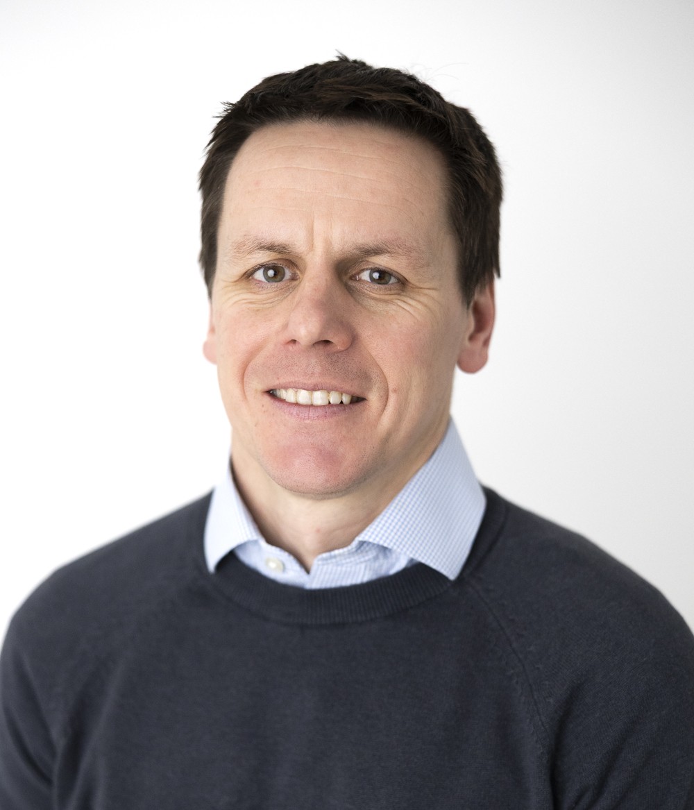 Angus Robinson - Professional trainer with 17 years experience